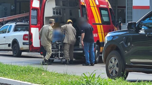 Motociclista fica ferido ao tentar ultrapassagem pela direita e colidir com carreta em Catalão
