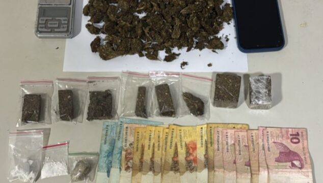 Adolescente de 17 anos é apreendido por tráfico de drogas após tentar fugir da PM em Araguari