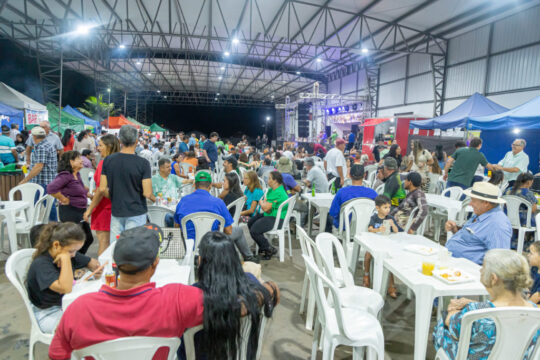 56ª Feira da Amizade reúne multidão e movimenta a noite de Davinópolis com música, solidariedade e diversão