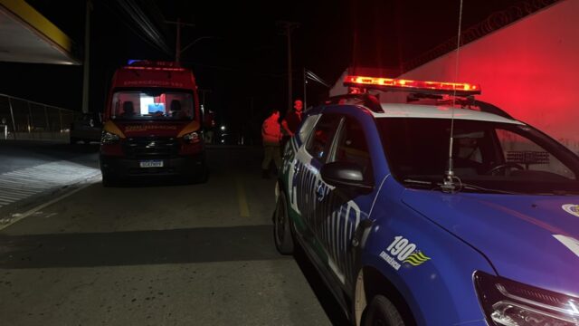 Mulher perde o controle da moto e colide contra caminhonete em Catalão