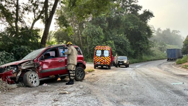 Caminhão com falha nos freios colide com carro na GO-210 em Davinópolis e deixa ferido