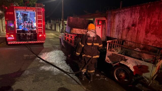 Incêndio atinge materiais recicláveis em veículo estacionado em Araguari