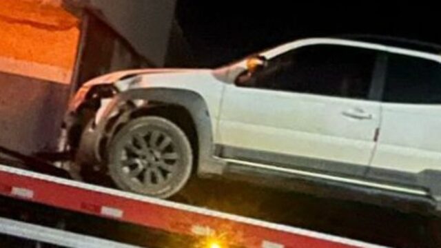 Motorista embriagado colide contra poste e é preso em Catalão