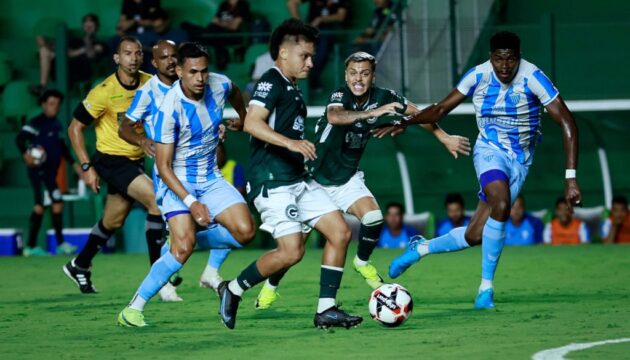Tadeu brilha nos pênaltis, e Goiás elimina o Crac por 3 a 1 e vai à semifinal do Goianão 2025