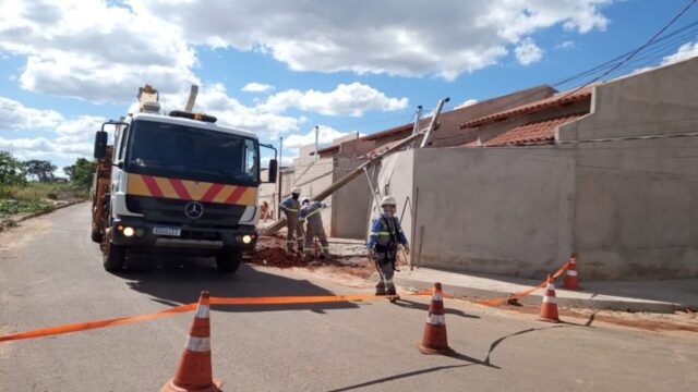 Catalão está entre as 5 cidades de Goiás com o maior número de postes de energia atingidos por veículos