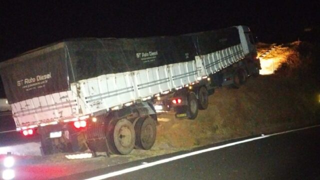 Carreta carregada com soja sai da pista na BR-050, em Cumari