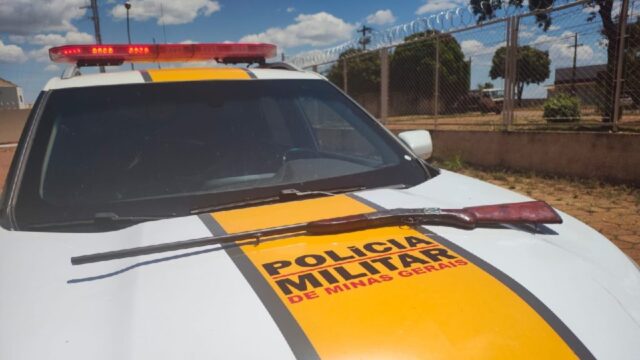 Homem é preso por porte ilegal de arma de fogo na MG-190, em Abadia dos Dourados