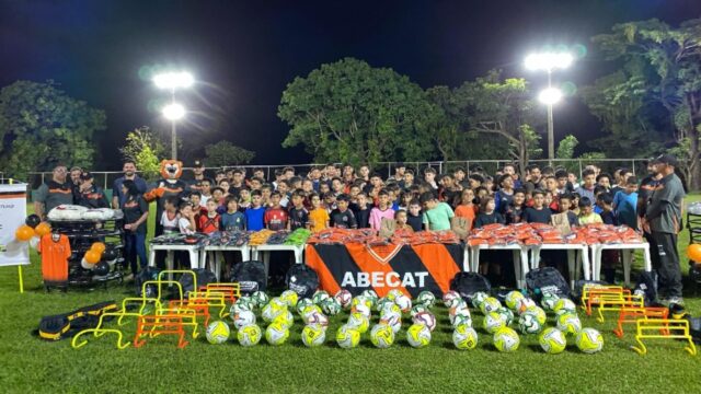 ABECAT entrega 200 kits esportivos a alunos do projeto Feras do Futuro