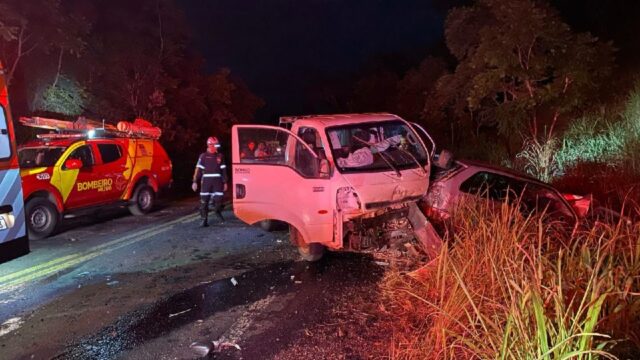 Colisão entre caminhonete e carro deixa três feridos na GO-210, entre Marzagão e Água Limpa
