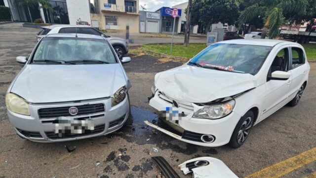 Mulher é encaminhada ao hospital após colisão entre dois carros na GO-210, em Catalão