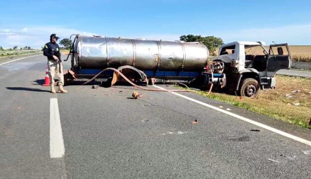 Caminhão capota e motorista fica ferido na BR-050, em Campo Alegre de Goiás