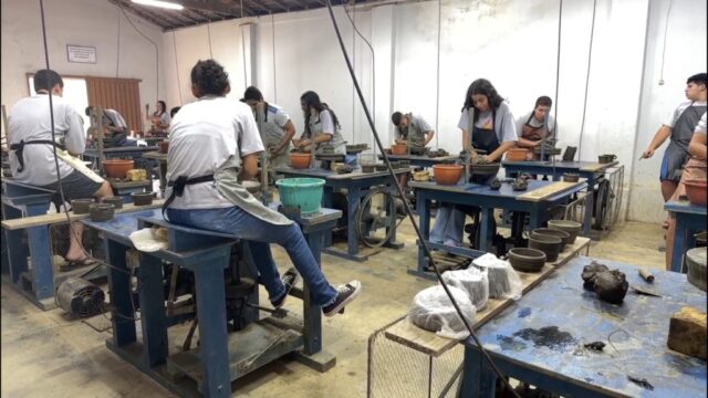 Crianças e adolescentes aprendem arte em argila, em Ipameri, e querem realizar um sonho
