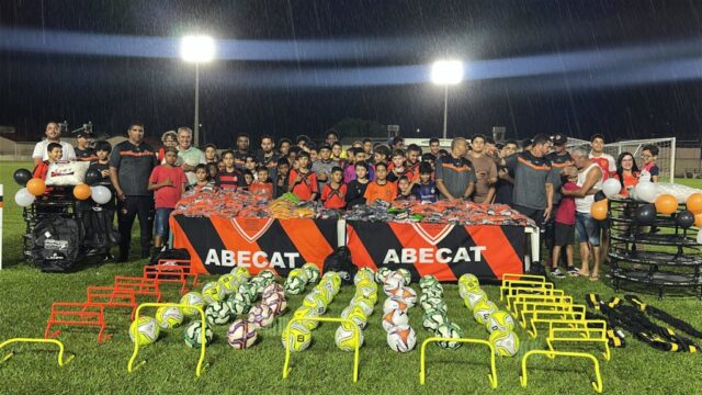 Projeto da Abecat "Feras do Futuro" entrega uniformes a alunos em Ouvidor