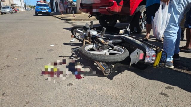 Mulher fica gravemente ferida após acidente entre moto e caminhonete em Catalão