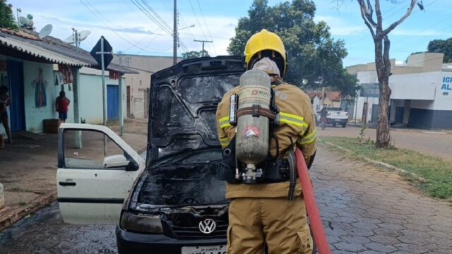 Veículo pega fogo em avenida de Ipameri e mobiliza Corpo de Bombeiros