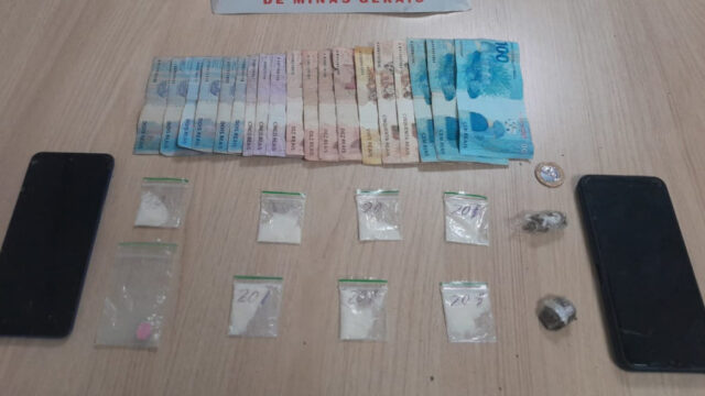 Dois homens são presos por tráfico de drogas durante patrulhamento da PM em Araguari; cocaína, maconha e ecstasy foram apreendidos