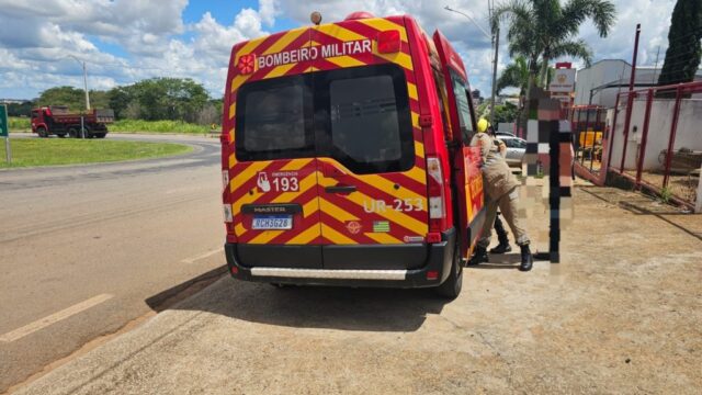 Motociclista fica ferido após escorregar em óleo diesel e cair ao passar por quebra-mola em Catalão