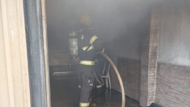 Incêndio atinge veículo em garagem de sobrado no bairro Pio Gomes, em Catalão