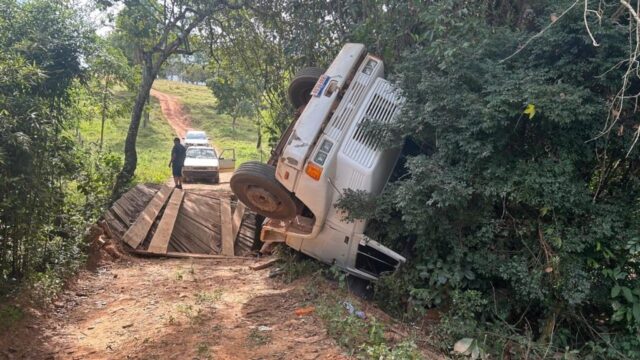 Caminhão com 15 toneladas de milho cai de ponte após estrutura desabar em zona rural de Catalão