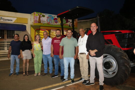 Prefeitura de Ouvidor entrega trator e implemento agrícola para fortalecer a agricultura local