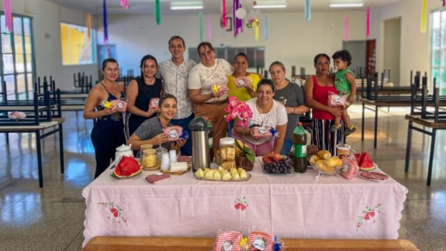 Em Davinópolis, secretário da Educação Alessandro Bento homenageia mulheres da educação com lembrança especial