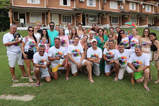 Festa de Carnaval no Lago Azul: Amigos celebram com pagode e abadás no Chalés do Lago em Três Ranchos