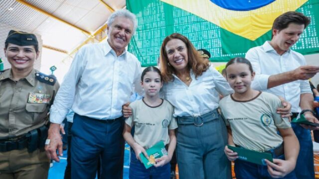Governo entrega 17,6 mil novo cartões do Bolsa Uniforme a estudantes de CEPMGs