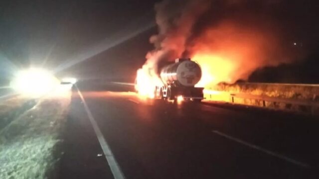 Carreta com 34 mil litros de leite pega fogo na BR-050, em Uberlândia
