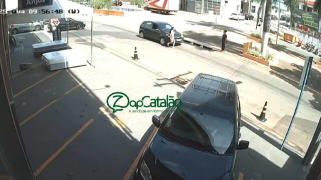 Câmera de segurança flagra atropelamento de idosa em Catalão; veja vídeo