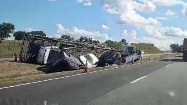 Carreta carregada de veículos tomba na BR-050, entre Catalão