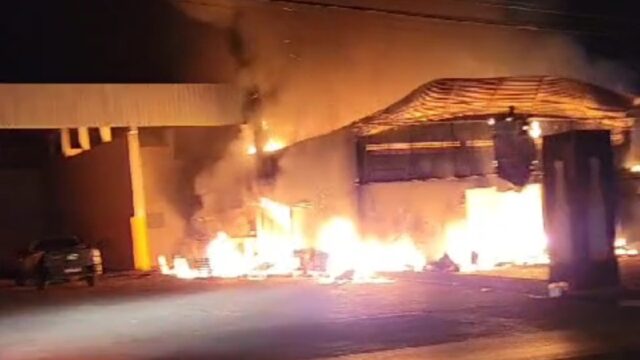 Homem incendeia depósito de bebidas após desentendimento com esposa em Monte Carmelo