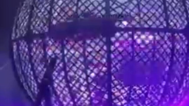 VÍDEO: Motociclista é 'atropelada' dentro de ‘globo da morte’ durante apresentação em circo de Patrocínio