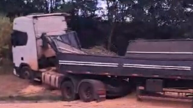 Carreta bate em talude e causa interdição total da BR-050 em Cumari