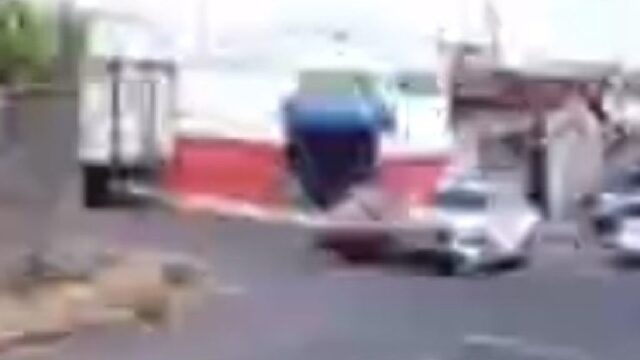 Câmera flagra acidente entre carro e moto em cruzamento no bairro Vila Mutirão, em Catalão