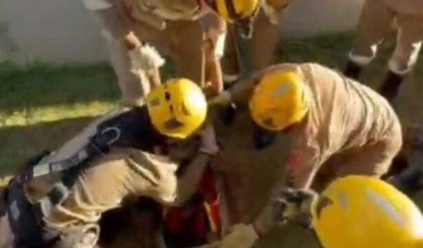 Criança de 3 anos cai em sumidouro de 4 metros e é resgatada pelos bombeiros em Anápolis; VÍDEO