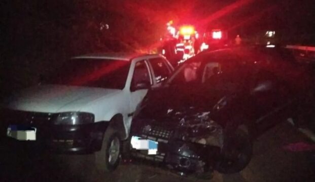 Colisão entre três veículos na BR-365 em Uberlândia deixa jovem ferido