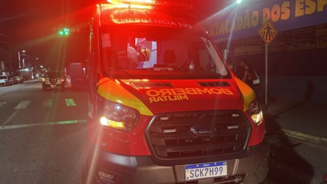Colisão entre carro e moto deixa casal ferido em Catalão