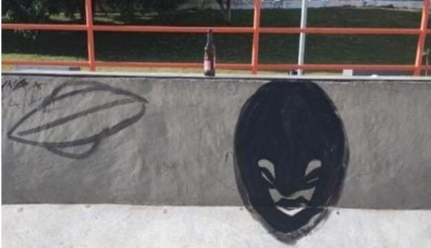 Homem é flagrado pichando pista de skate na Represa do Clube do Povo em Catalão