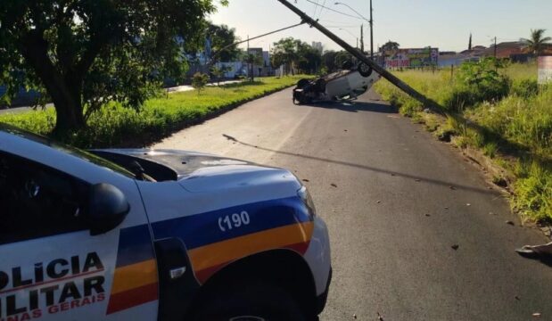 Carro bate em poste e capota no bairro Tubalina, em Uberlândia