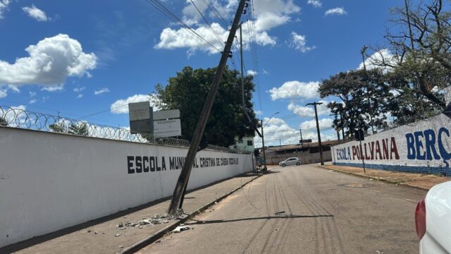 Dois postes são derrubados após colisões em Catalão neste sábado (8); veja fotos
