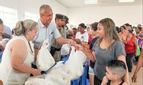 Catalão: Prefeitura distribui leite em Santo Antônio do Rio Verde
