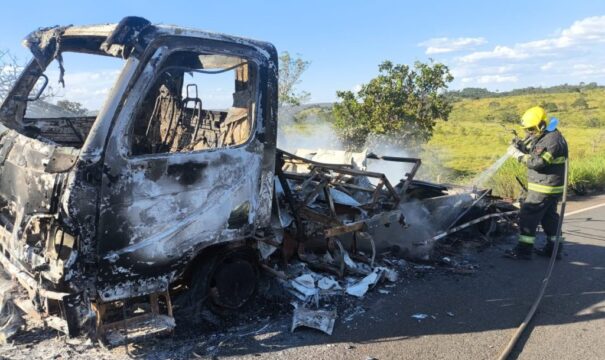 Caminhão pega fogo na GO-506 entre Pires Belo e Santo Antônio do Rio Verde