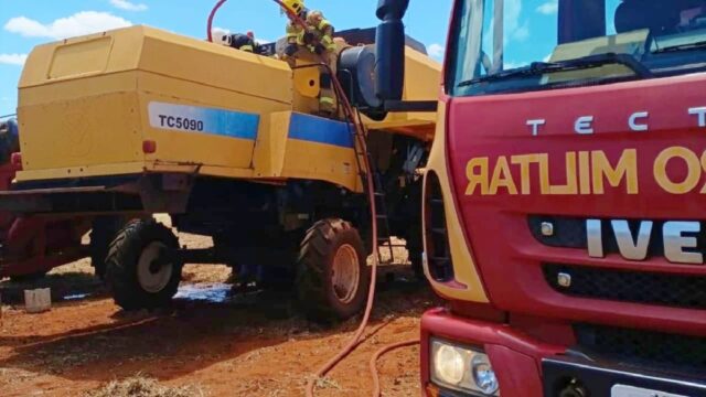 Princípio de incêndio atinge colheitadeira em fazenda de Ipameri