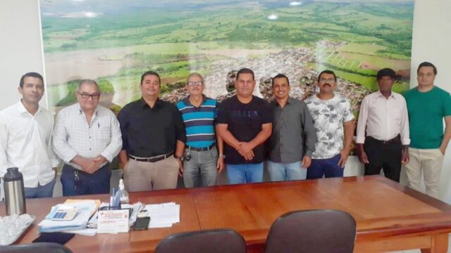 Prefeito Cebinha se reúne com lideranças evangélicas em Ouvidor