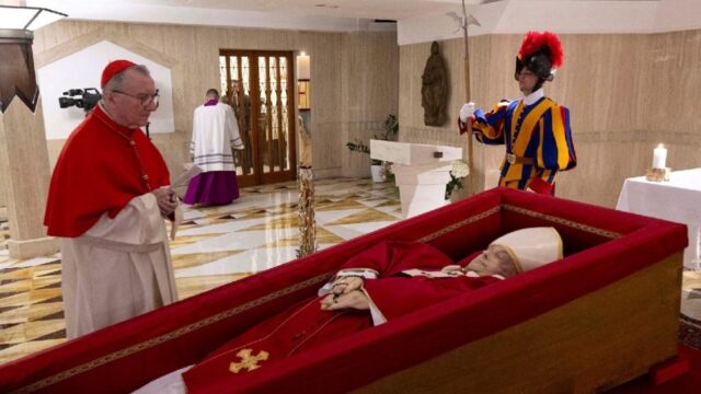 Vaticano divulga primeiras imagens do Papa Francisco em caixão simples de madeira