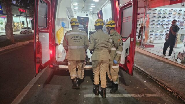 Motociclista fica ferido após colisão com carro no centro de Catalão