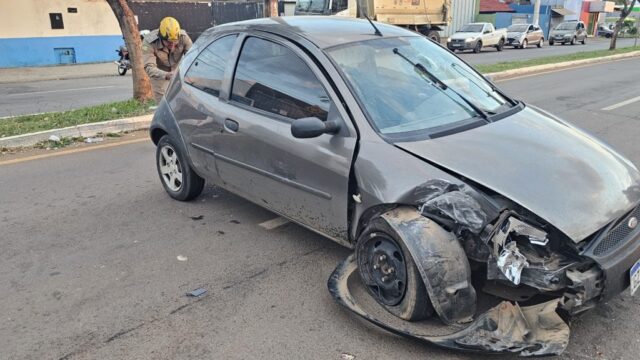 Duas mulheres ficam feridas após carro bater em poste no Loteamento Paquetá, em Catalão