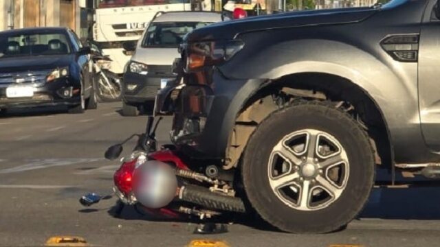 Mãe e filho ficam feridos após colisão entre moto e caminhonete em Catalão