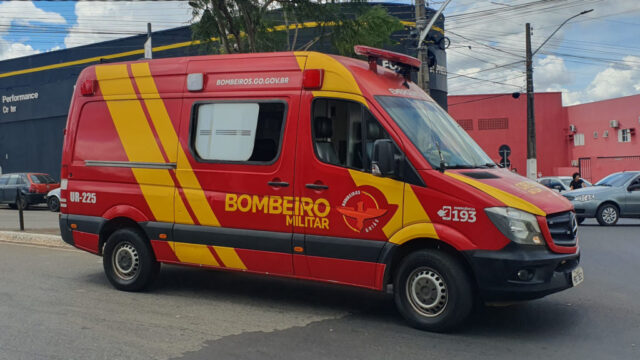 Homem fica ferido após colisão entre carro e moto no bairro São João, em Catalão