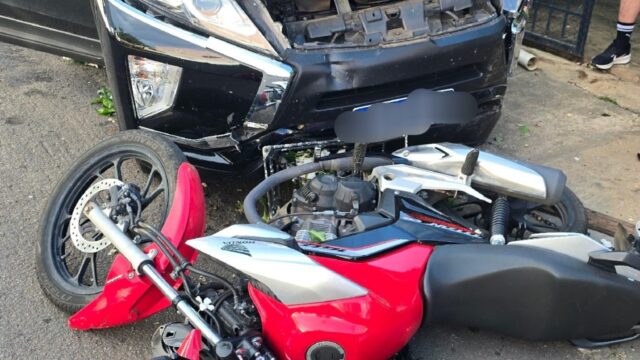 Acidente de trânsito deixa senhora ferida após veículo subir na calçada e atingir moto estacionada em Catalão